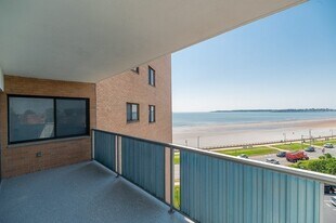 300 Lynn Shore Dr, Unit 1004 in Lynn, MA - Building Photo