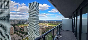 448 Burnhamthorpe Rd W in Mississauga, ON - Building Photo