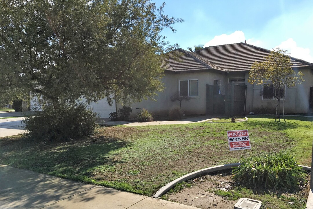 525 Blue Meadow Ct in Bakersfield, CA - Building Photo