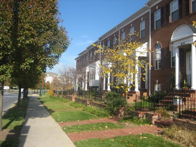 410 Redland Blvd in Rockville, MD - Foto de edificio - Building Photo