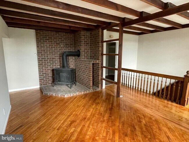 327 S Church St in Spring City, PA - Foto de edificio - Building Photo