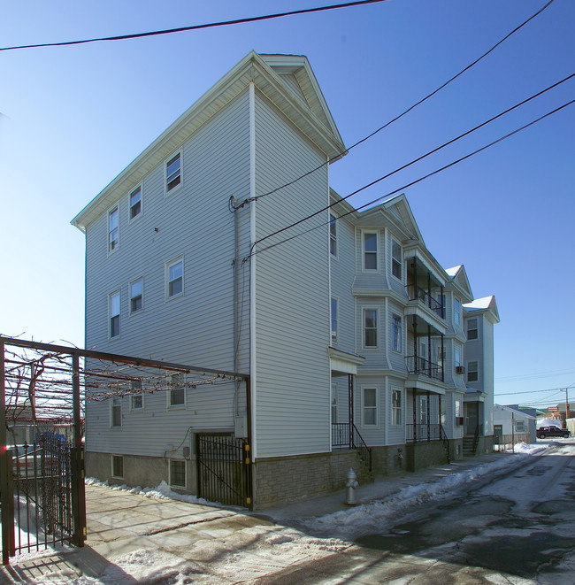 5 Orchard St in Fall River, MA - Foto de edificio - Building Photo