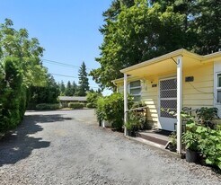 18427-18429 SE Yamhill St in Portland, OR - Building Photo