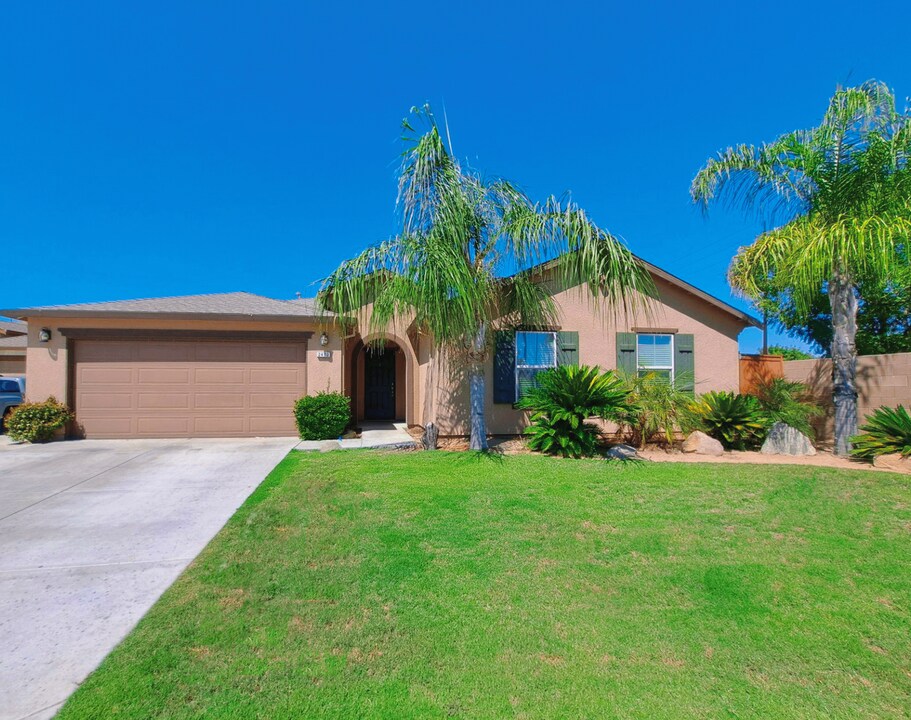 2402 S Lind Ave in Fresno, CA - Building Photo
