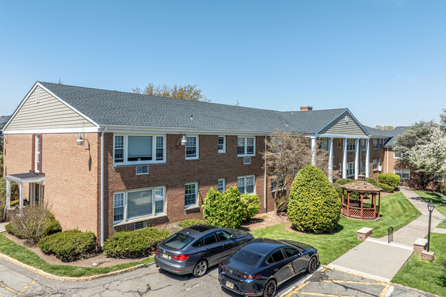 Williamsburg South Condominiums in Clifton, NJ - Building Photo - Building Photo