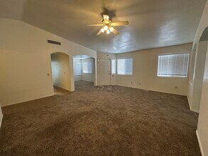 9011 E Weyburn Dr in Tucson, AZ - Foto de edificio - Building Photo