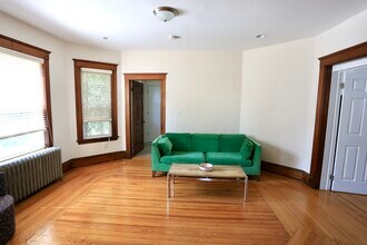 124 Forest St, Unit 1 in Medford, MA - Foto de edificio - Building Photo