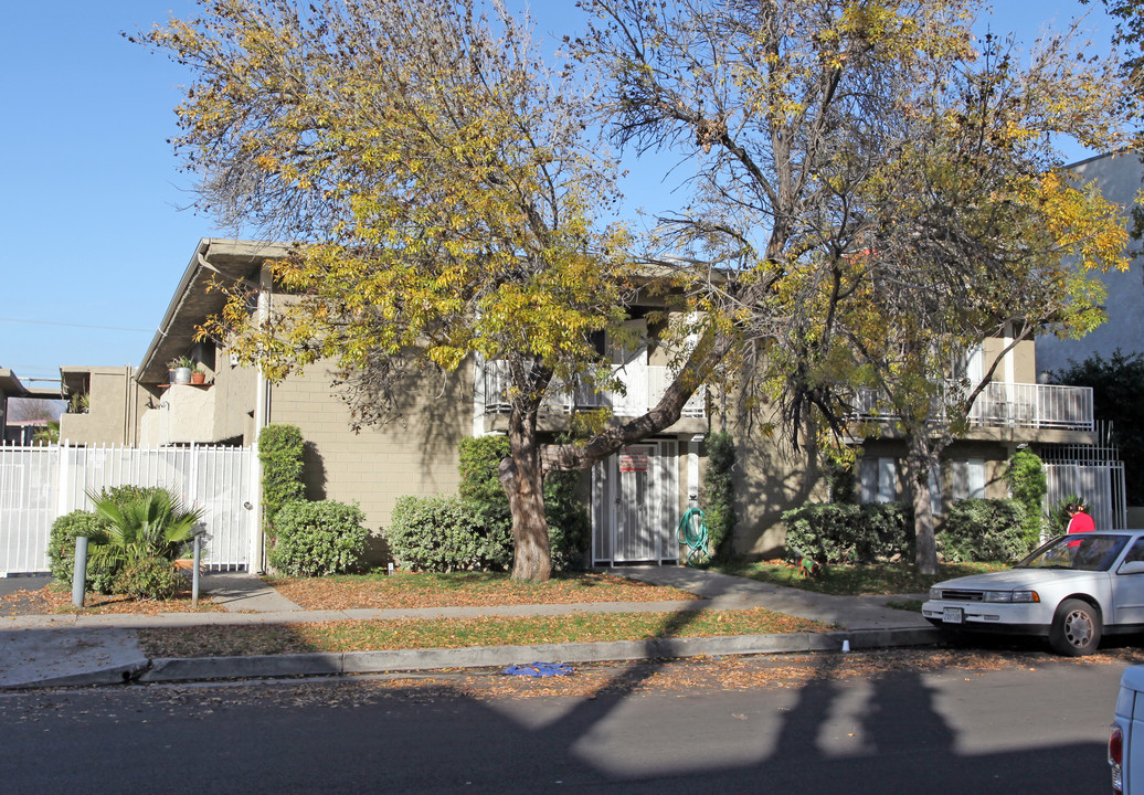 20414 Saticoy St in Los Angeles, CA - Foto de edificio