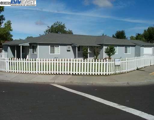 323 Adelle St in Livermore, CA - Building Photo