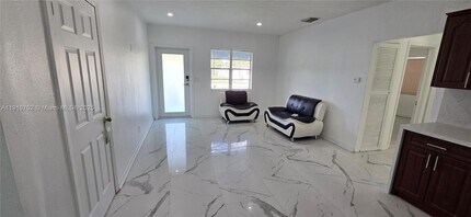 12140 SW 218th St in Miami, FL - Foto de edificio - Building Photo