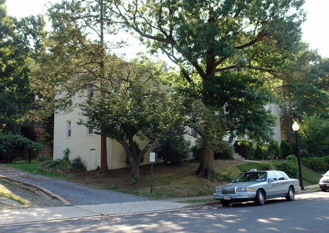 1131 N Kensington St in Arlington, VA - Building Photo - Building Photo