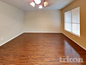 410 Crosby Village Dr in Crosby, TX - Building Photo - Building Photo