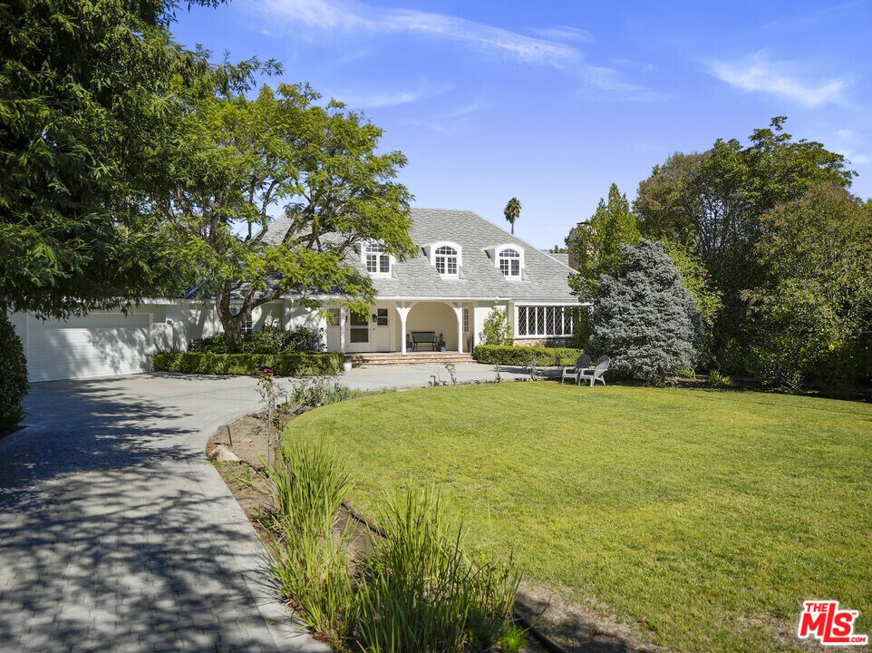 13161 Addison St in Los Angeles, CA - Building Photo