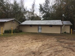 Bad Bobs Apartments Restaurant & Bar 1.0 acre in Robert, LA - Building Photo - Building Photo