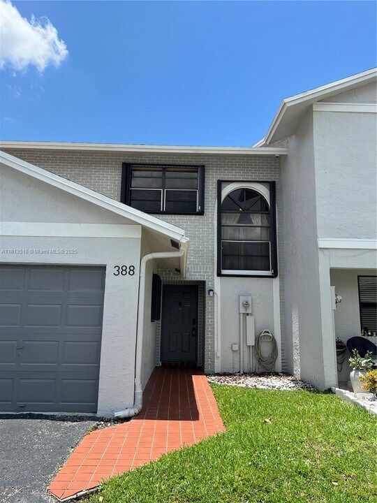 388 NW 103rd Terrace in Pembroke Pines, FL - Building Photo
