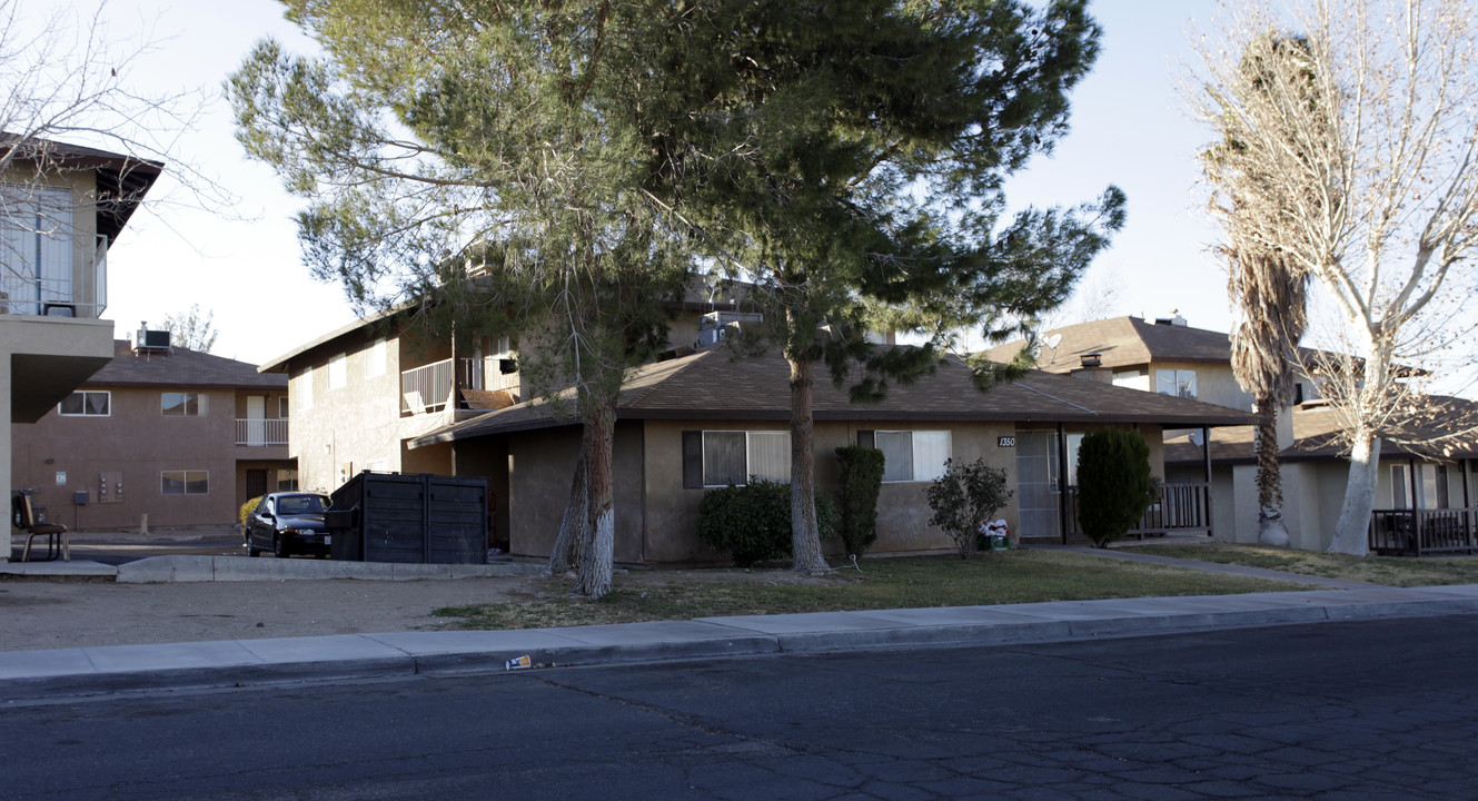 1350 Deseret Ave in Barstow, CA - Foto de edificio