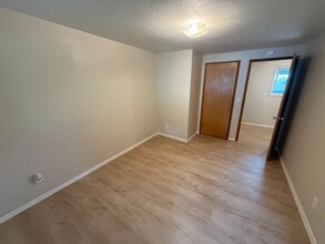1411 SW Dewitt St in Portland, OR - Building Photo - Building Photo
