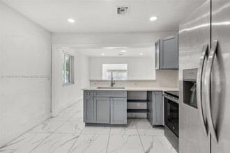 6938 NW 6th Ave in Miami, FL - Foto de edificio - Building Photo