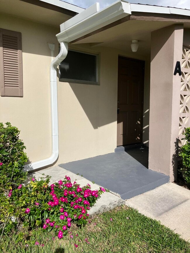 5263 Cresthaven Blvd in West Palm Beach, FL - Building Photo - Building Photo