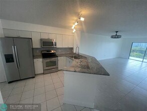 2240 N Cypress Bend Dr in Pompano Beach, FL - Building Photo - Building Photo