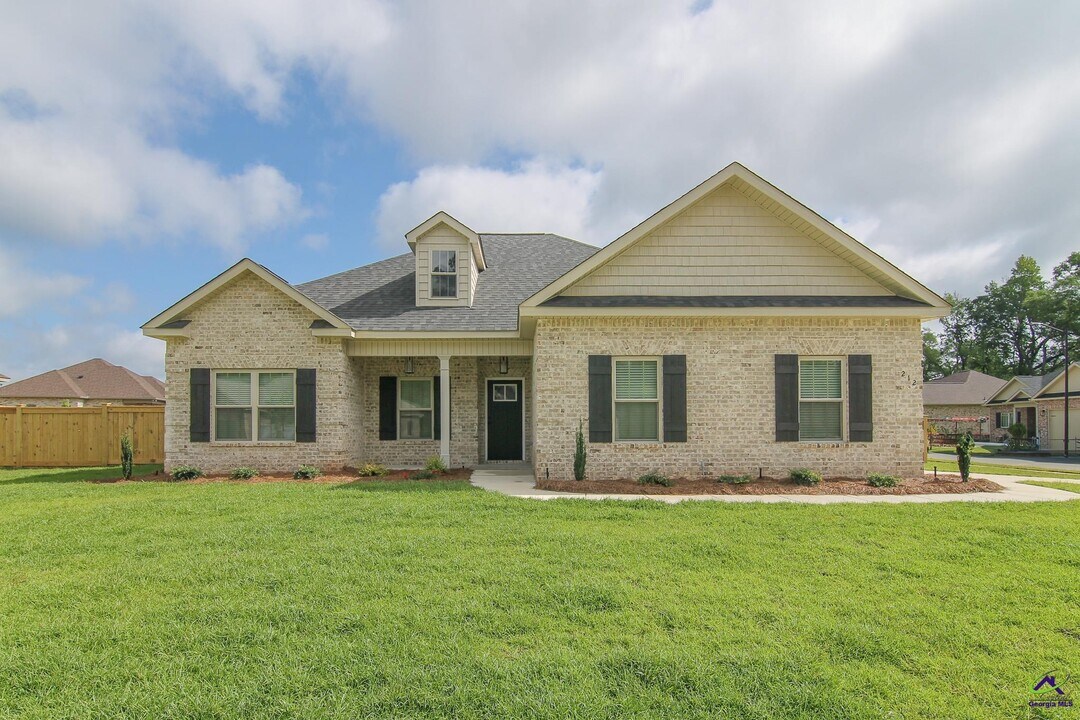 212 Willowbrook Ln in Kathleen, GA - Foto de edificio
