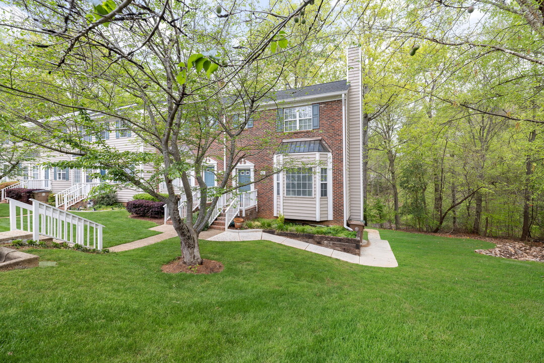 327 Silverberry Ct, Unit 327 in Cary, NC - Foto de edificio