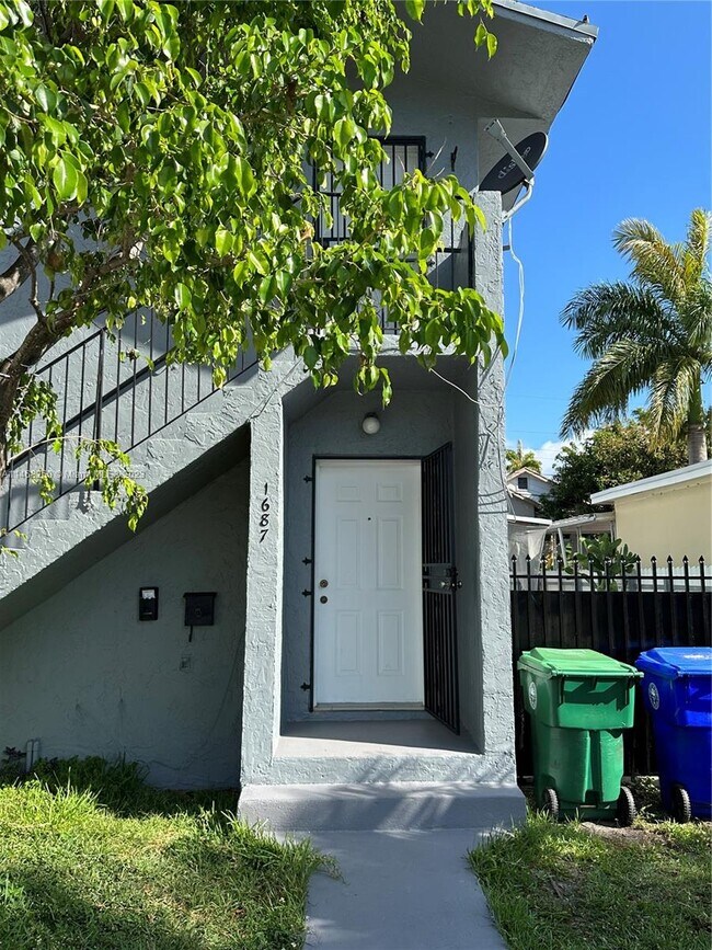 1687 SW 10th St-Unit -Lower in Miami, FL - Building Photo - Building Photo