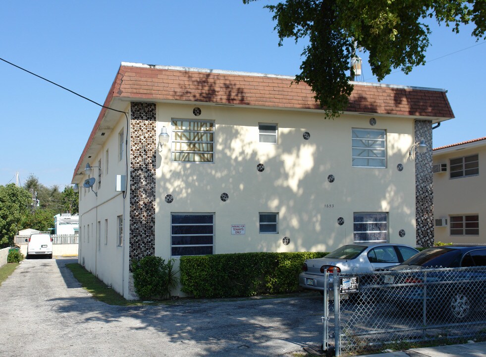 1653 NW 1st St in Miami, FL - Building Photo