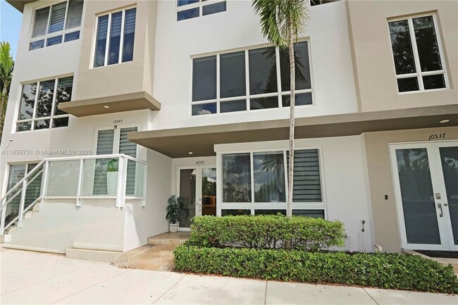 10541 NW 66th St in Doral, FL - Building Photo - Building Photo