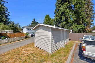 22024 76th Ave W, Unit B in Edmonds, WA - Foto de edificio - Building Photo