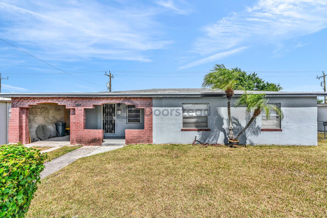 10835 Perry Dr in Miami, FL - Building Photo