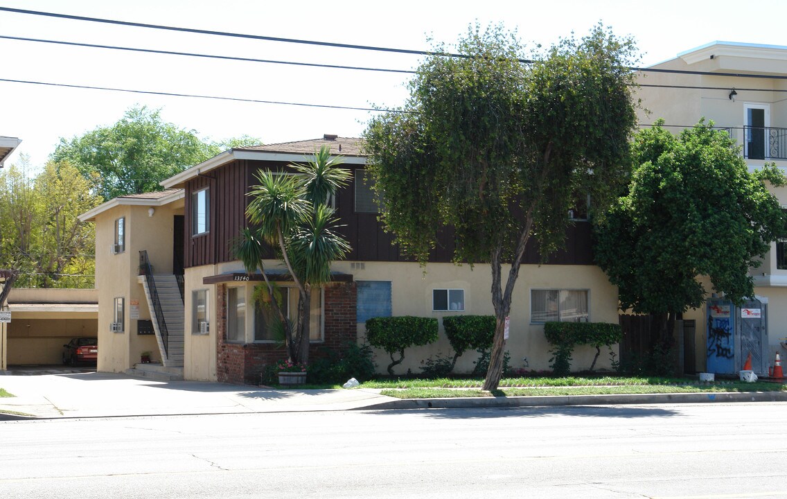 13740 Sherman Way in Van Nuys, CA - Building Photo