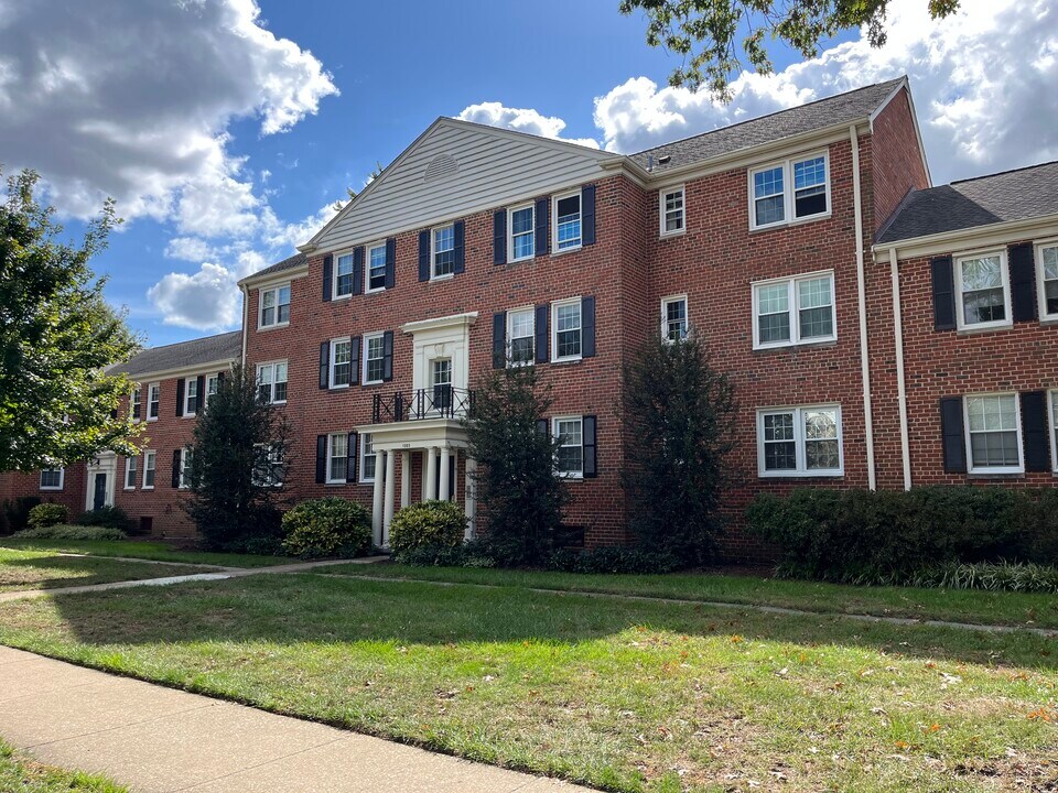 1303 Belle View Blvd, Unit B1 in Alexandria, VA - Building Photo