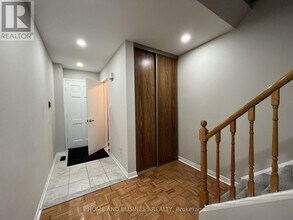 4327 Burnaby Ct in Mississauga, ON - Building Photo - Building Photo