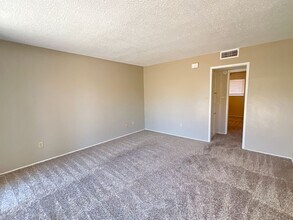 4712 Summertree Ln in Bakersfield, CA - Building Photo - Building Photo