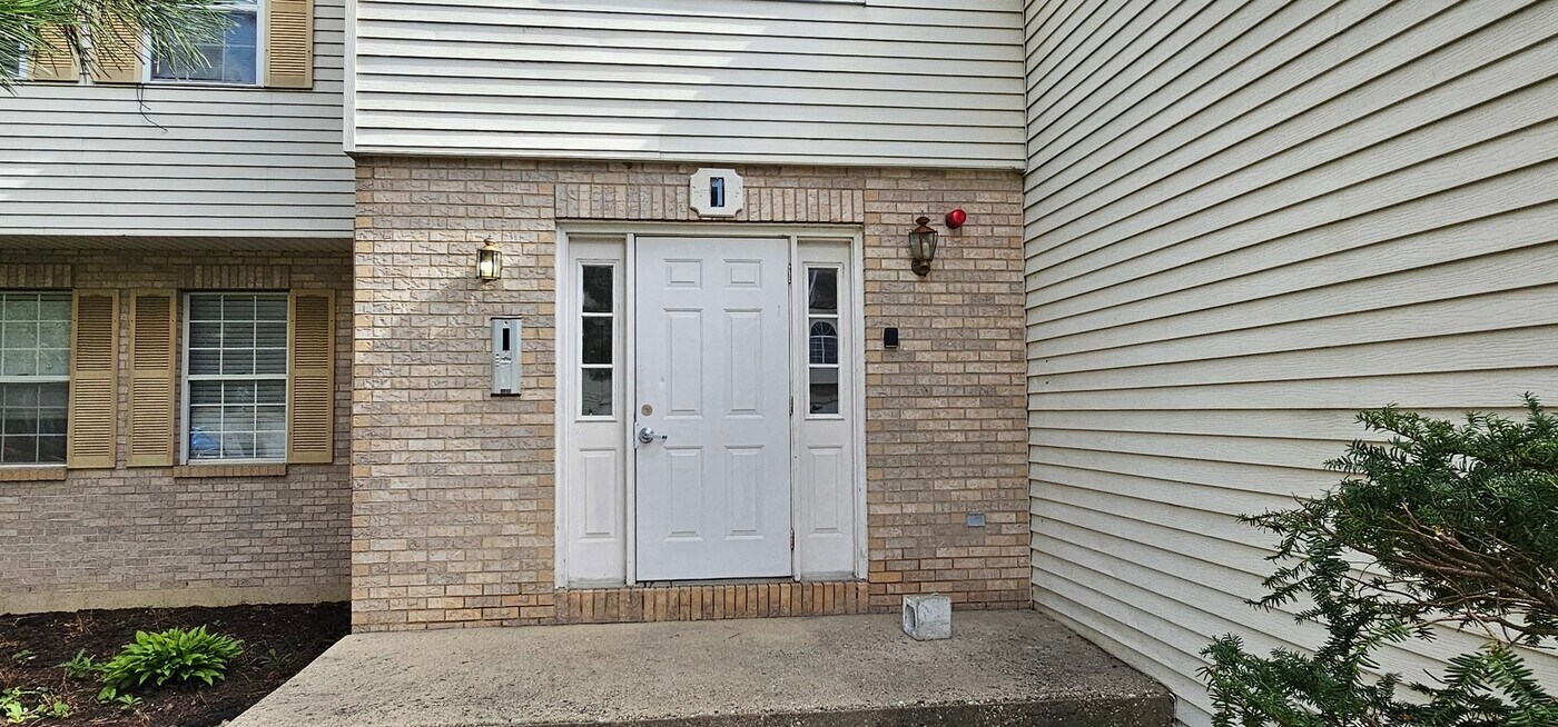 1 Acorn Ln in Lake In The Hills, IL - Building Photo