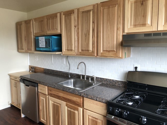 2 Van Zant St-Unit -A5 in Norwalk, CT - Building Photo - Building Photo