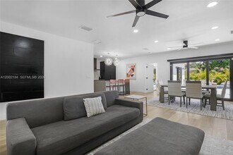 811 NE 17th Ct in Fort Lauderdale, FL - Building Photo - Building Photo