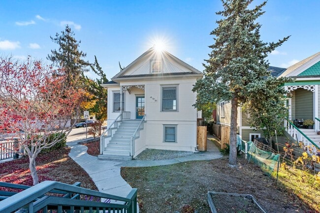 403 1st St in Napa, CA - Foto de edificio - Building Photo
