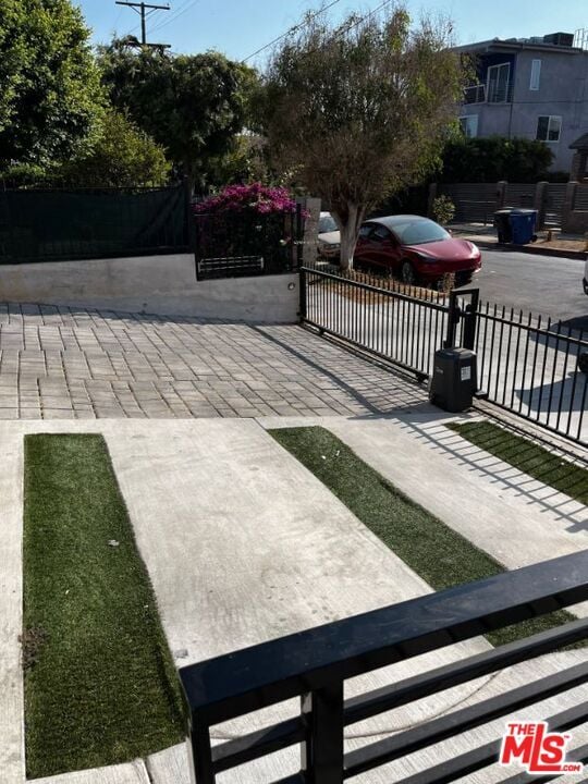 1222 Alexandria Ave in Los Angeles, CA - Foto de edificio - Building Photo