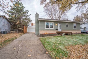 106 NE Grant St in Ankeny, IA - Building Photo