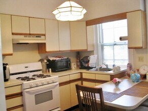 1685 Beacon St, Unit 2 in Brookline, MA - Building Photo - Building Photo