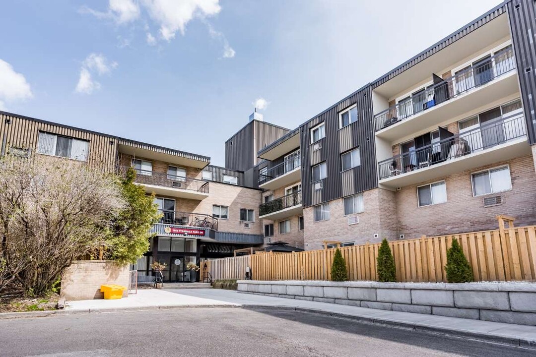 Tyandaga Terrace Apartments in Burlington, ON - Building Photo