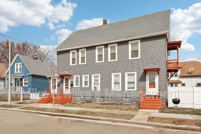6112 W Madison St in West Allis, WI - Foto de edificio - Building Photo