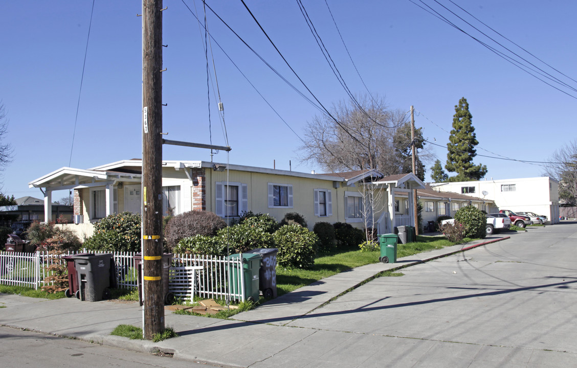 358-360 Smalley Ave in Hayward, CA - Foto de edificio