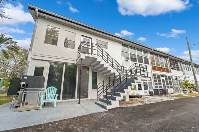 1345 Drew St in Clearwater, FL - Foto de edificio - Building Photo