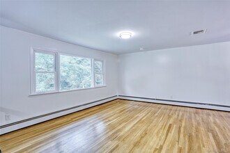 24 Wallace Dr in Chestnut Ridge, NY - Building Photo - Building Photo