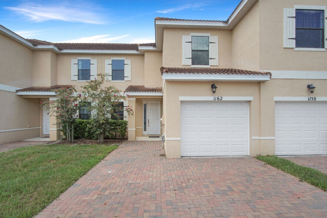 1162 Chervil Dr in Poinciana, FL - Building Photo