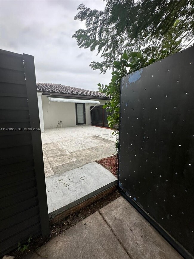 7500 SW 30th Terrace in Miami, FL - Building Photo - Building Photo