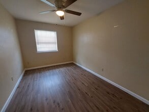 1005 N Vandeveer St in Burnet, TX - Building Photo - Building Photo
